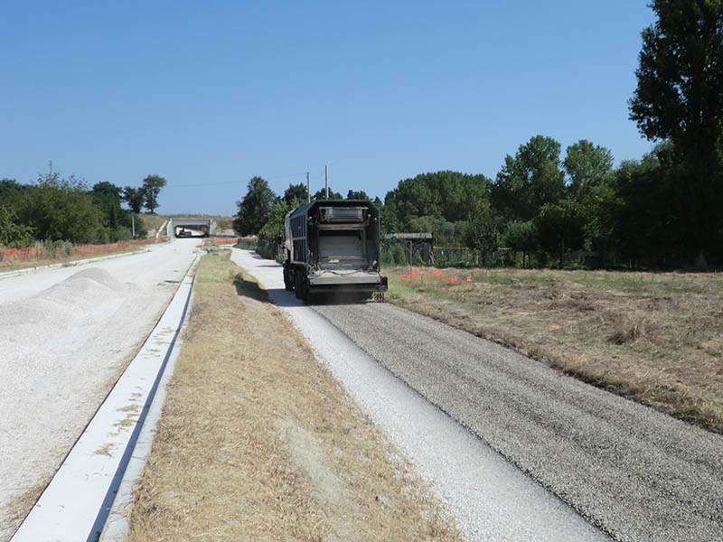 Un adeguamento importante per la viabilità della Val Cesano mediante la realizzazione di nuovo collegamento tra la S.P 59 San Lorenzo in Capo e la S.P Arcieviese a sud del centro abitato di San Lorenzo in Campo. Le lavorazioni eseguite sono movimenti terra, stabilizzazione a calce, realizzazione di due rotatorie, realizzazione di scatolari, realizzazione di muri controstrade, realizzazione di una galleria artificiale, realizzazione di terre armate, realizzazione di due ponti, realizzazione di sovrastruttura stradale, segnaletica stradale , pubblica illuminazione, finiture e opere di finitura